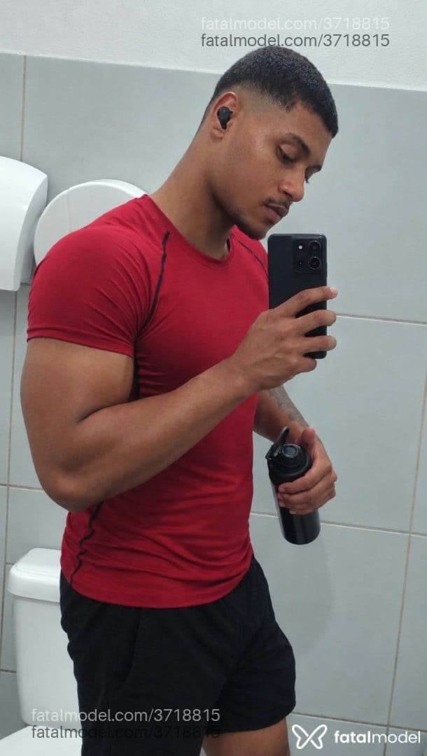 Acompanhante homem morena (o) de olhos pretos - Oliver