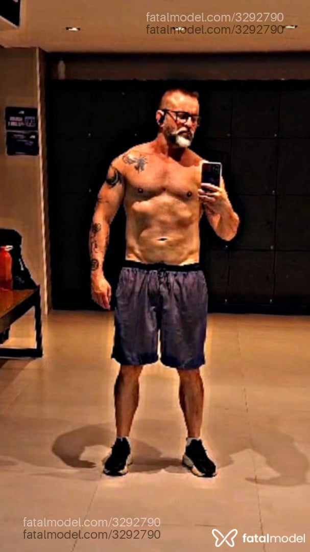 Acompanhante homem com cabelo grisalho de olhos castanhos - Leandro Isecke