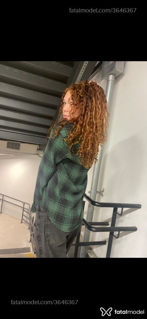 Acompanhante mulher trans ruiva (o) de olhos castanhos - Catherina Petrova