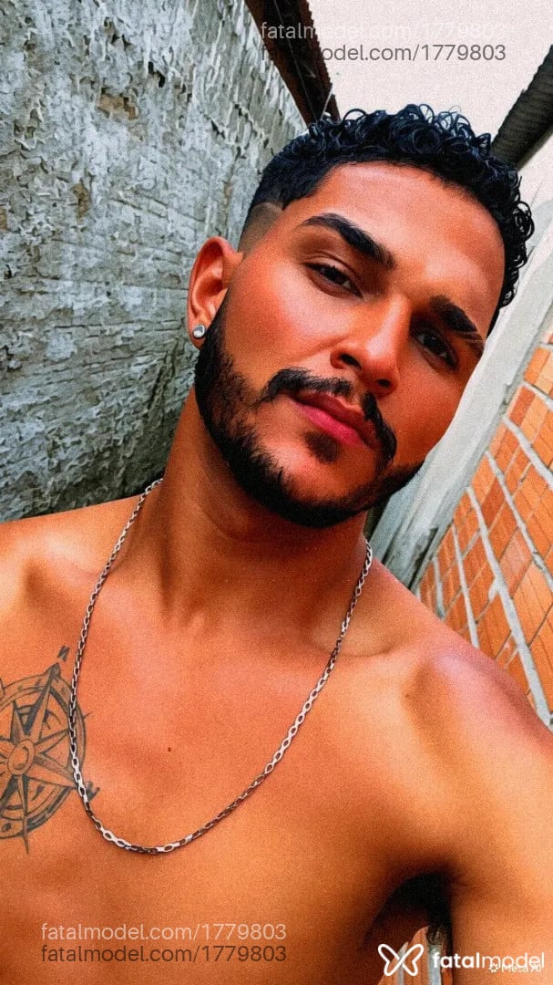 Acompanhante homem com cabelo castanho de olhos castanhos - Carlos Neves