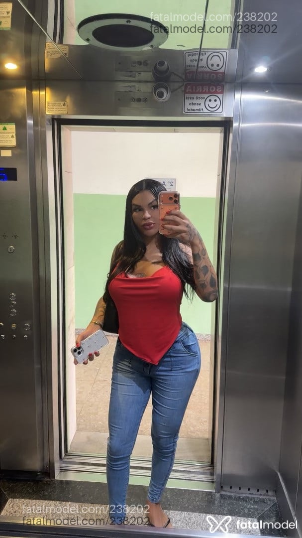 Acompanhante mulher trans loira (o) de olhos castanhos - Bruna Martins