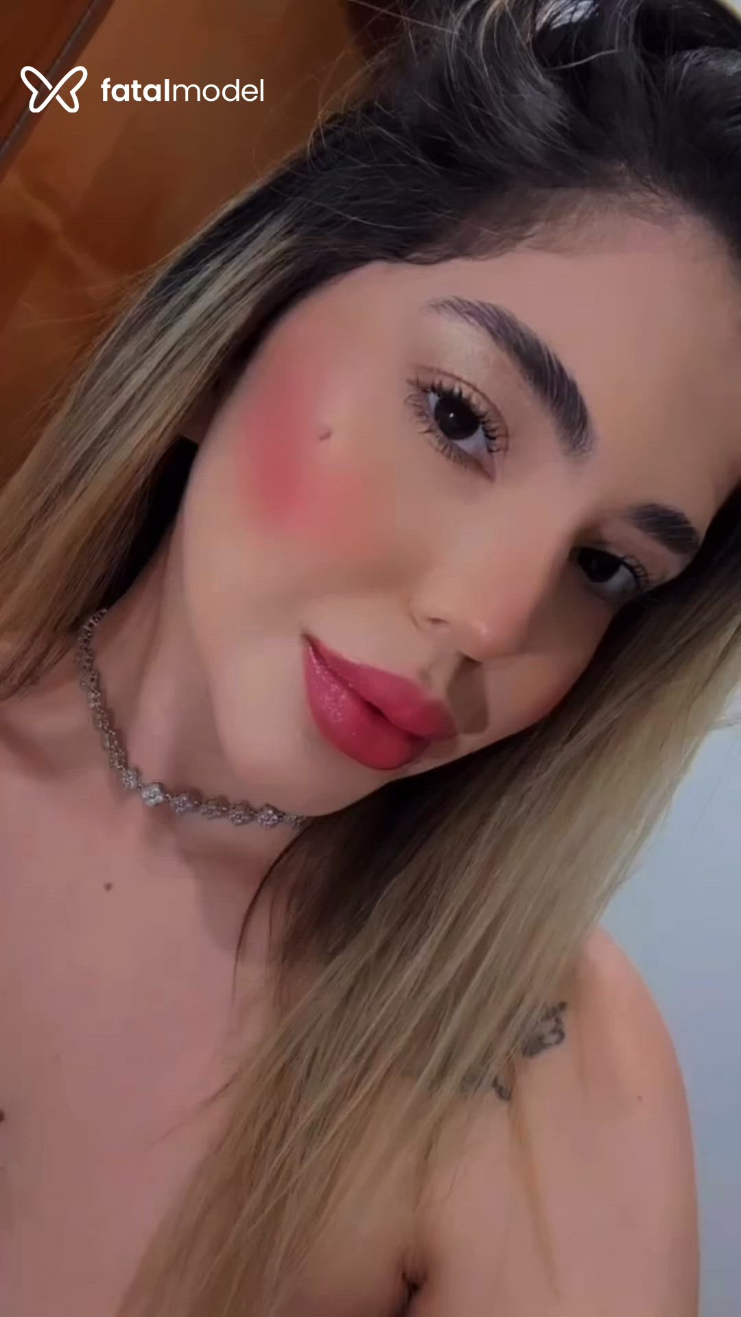Acompanhante mulher loira (o) de olhos castanhos - LARISSA DRUMMOND