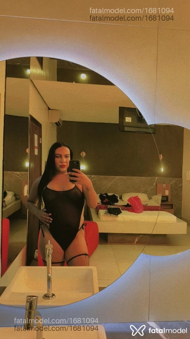 Acompanhante travesti com cabelo castanho de olhos castanhos - Emanuelle Soares