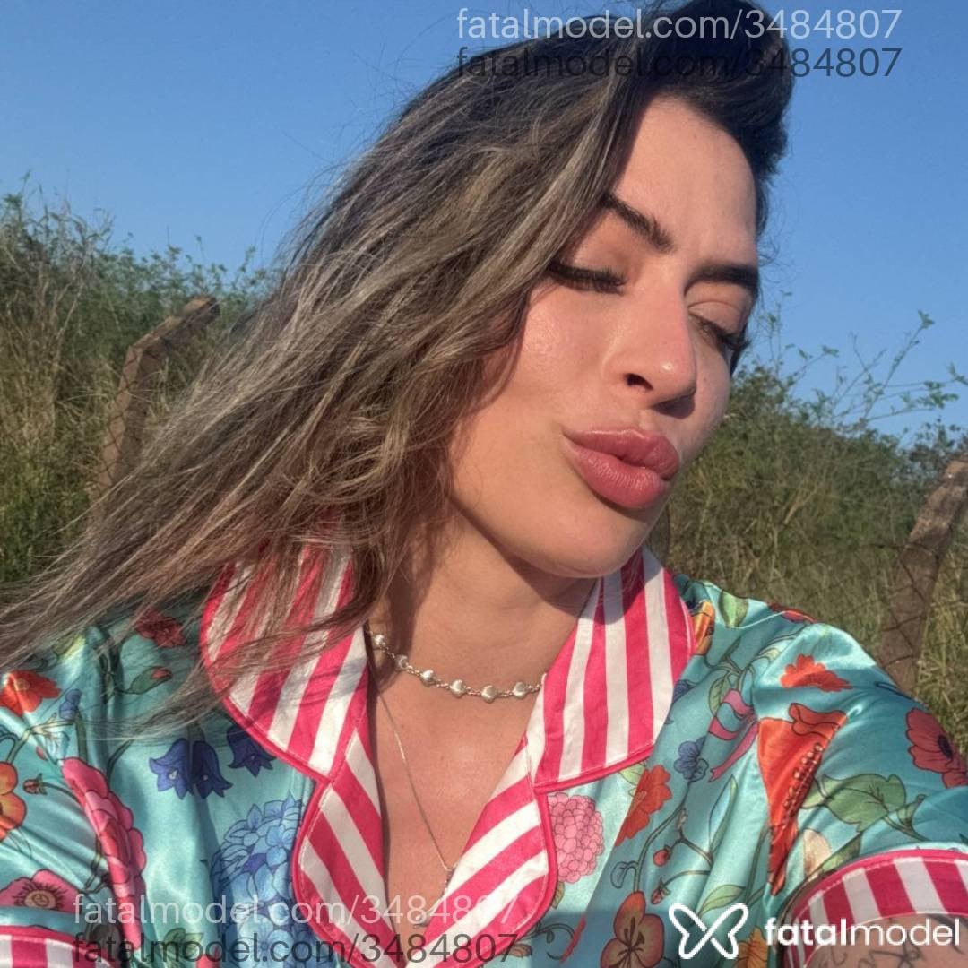Acompanhante mulher loira (o) de olhos mel - Serena