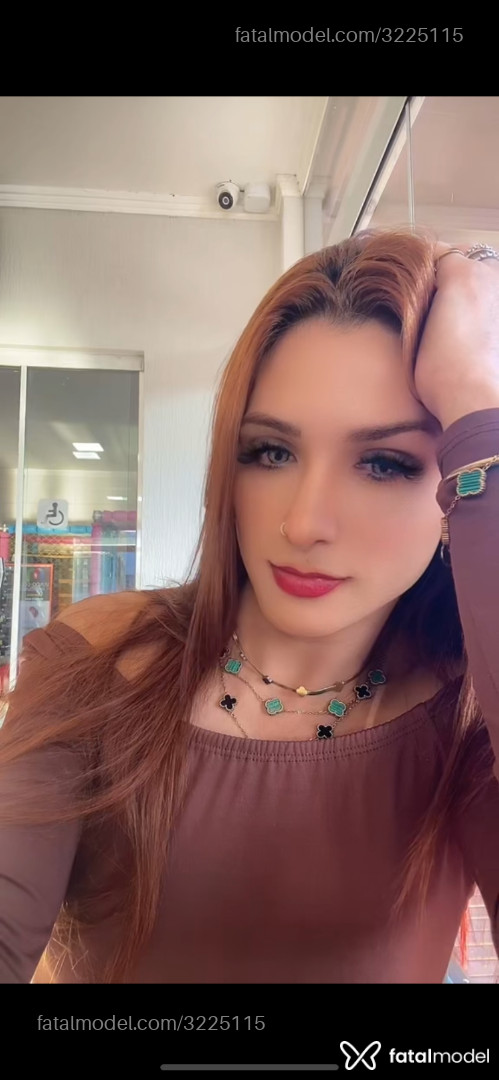 Acompanhante mulher trans ruiva (o) de olhos verdes - Hemily Parker