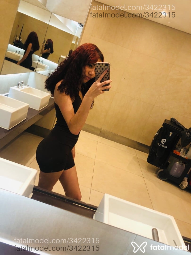 Acompanhante mulher com cabelo colorido de olhos pretos - Isabela