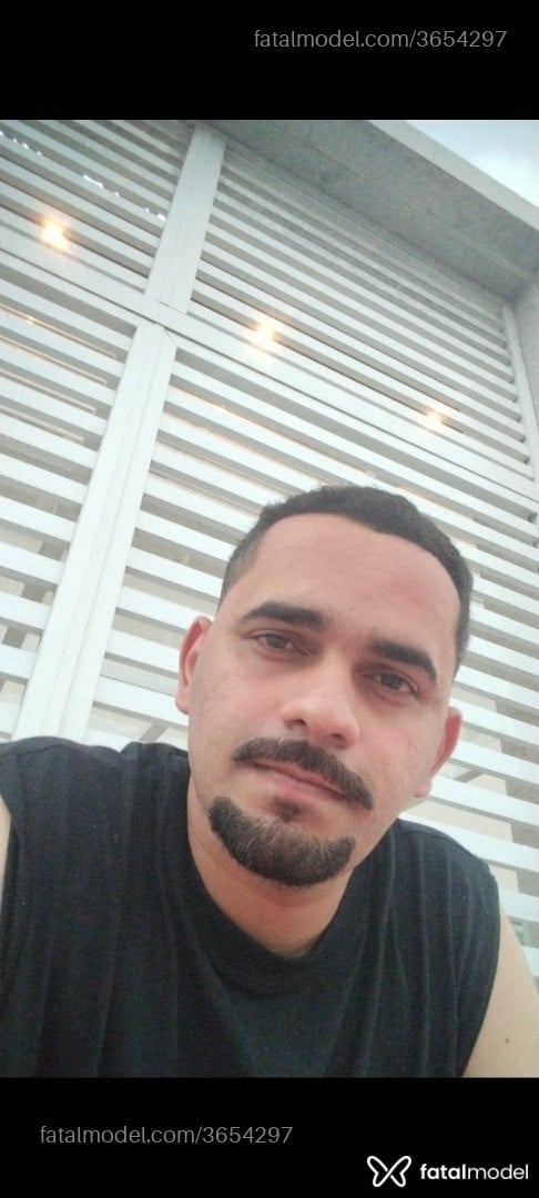 Acompanhante homem com cabelo grisalho de olhos castanhos - Filipe Bds Acompanhante homem com cabelo grisalho de olhos castanhos - Filipe Bds
