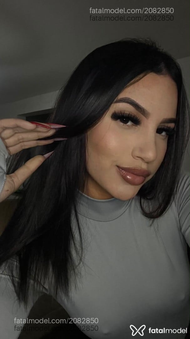 Acompanhante mulher com cabelo castanho de olhos castanhos - Letícia