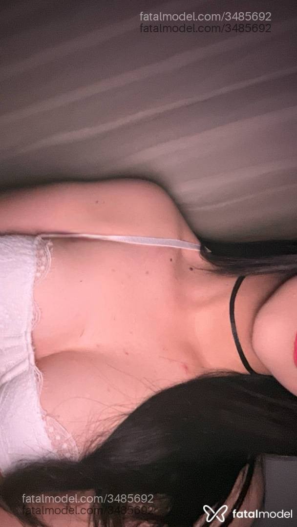 Acompanhante mulher morena (o) de olhos pretos - Emih