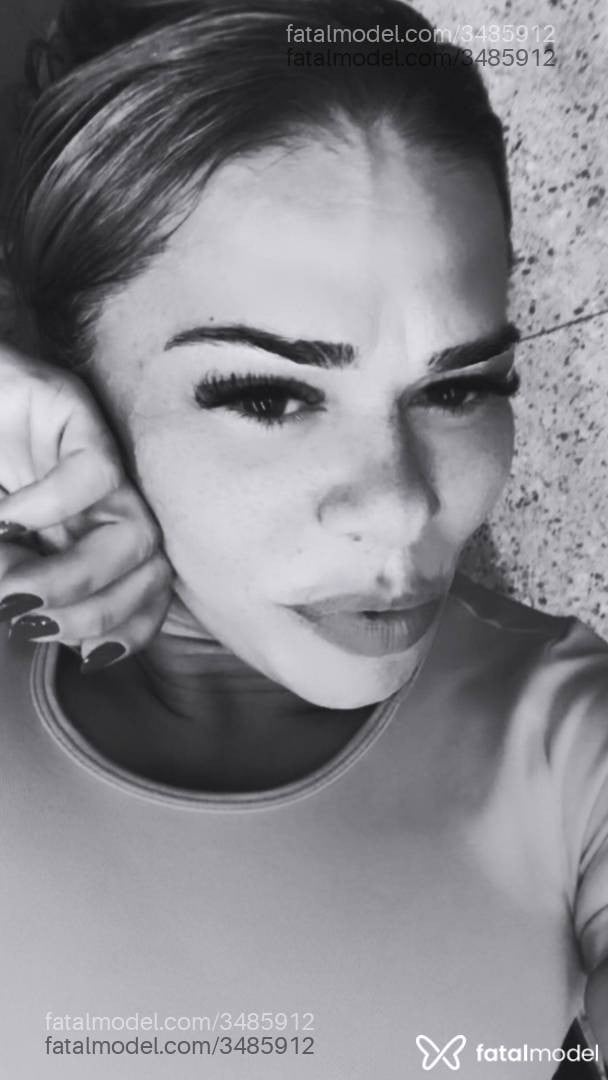 Acompanhante mulher loira (o) de olhos mel - Beatriz
