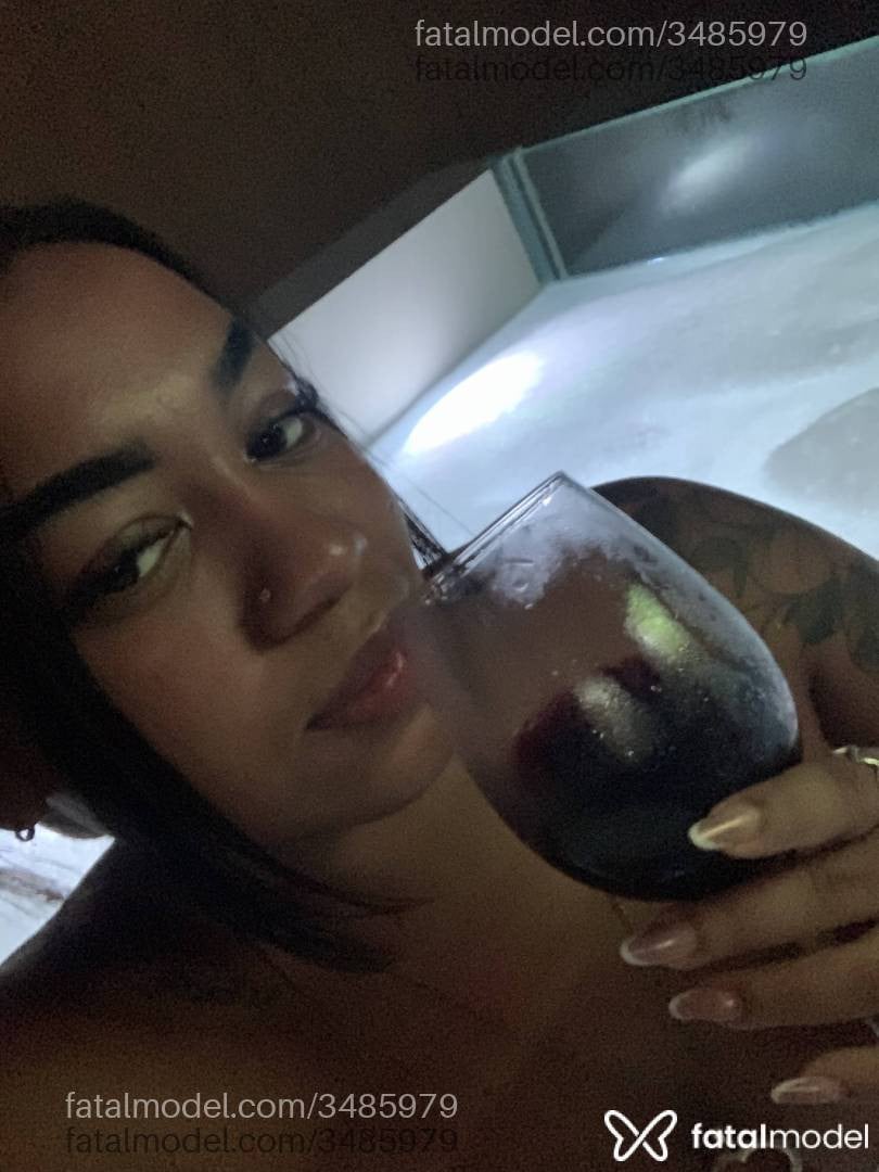 Acompanhante mulher morena (o) de olhos mel - Poli
