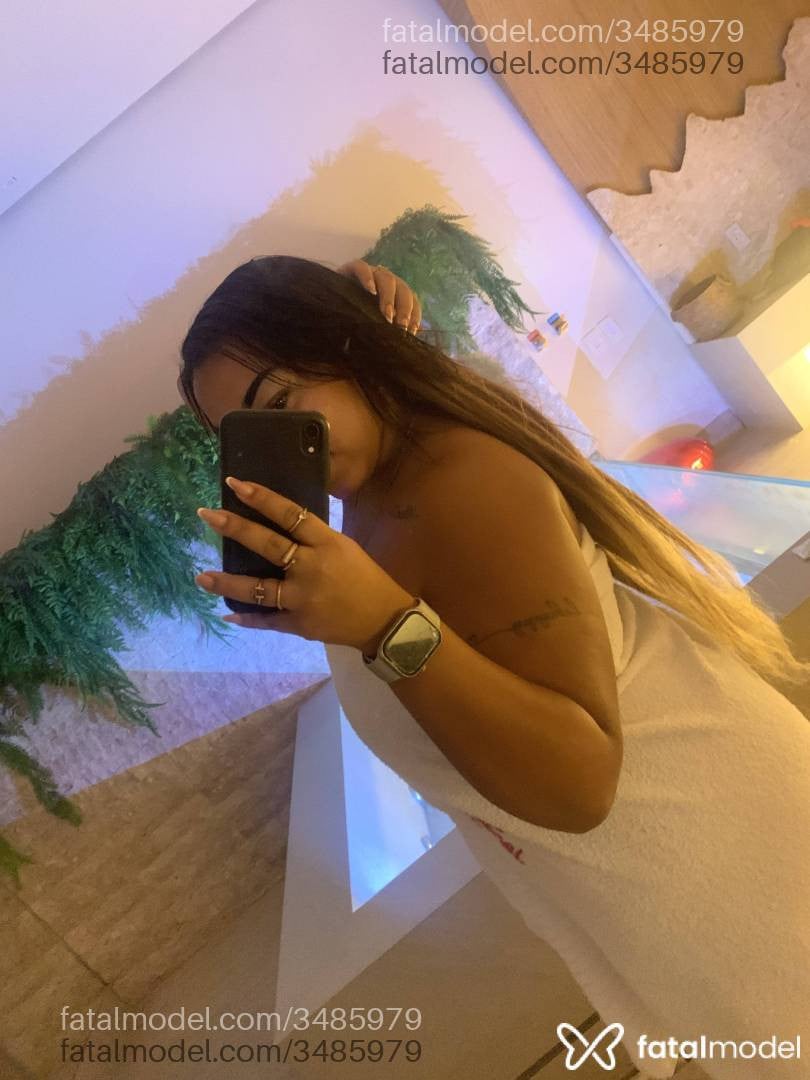 Acompanhante mulher morena (o) de olhos mel - Poli
