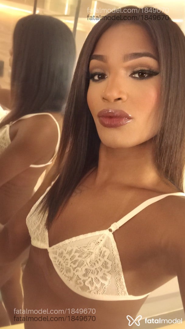 Acompanhante mulher trans morena (o) de olhos castanhos - Pretinhadoabc