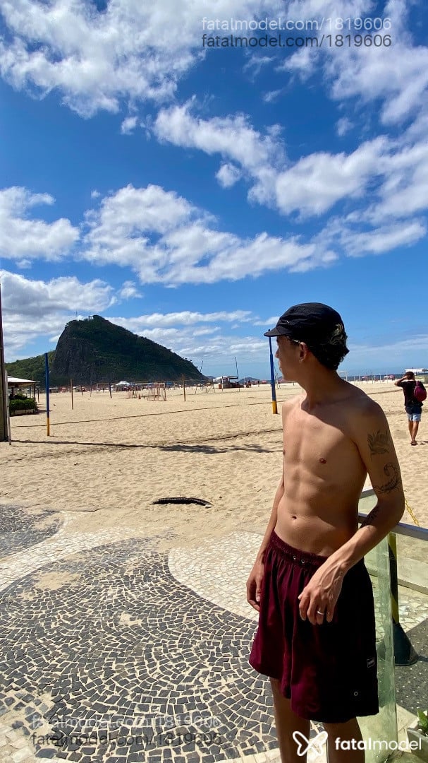 Acompanhante homem com cabelo castanho de olhos pretos - Marrento