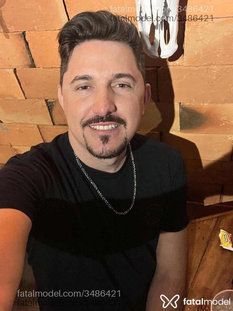 Acompanhante homem com cabelo castanho de olhos mel - Douglas