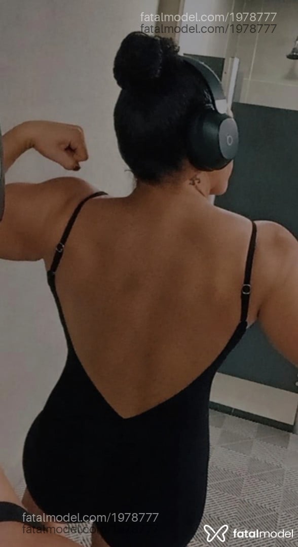 Acompanhante mulher morena (o) de olhos castanhos - Atena