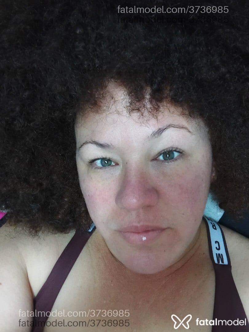 Acompanhante mulher com cabelo castanho de olhos verdes - Luisana