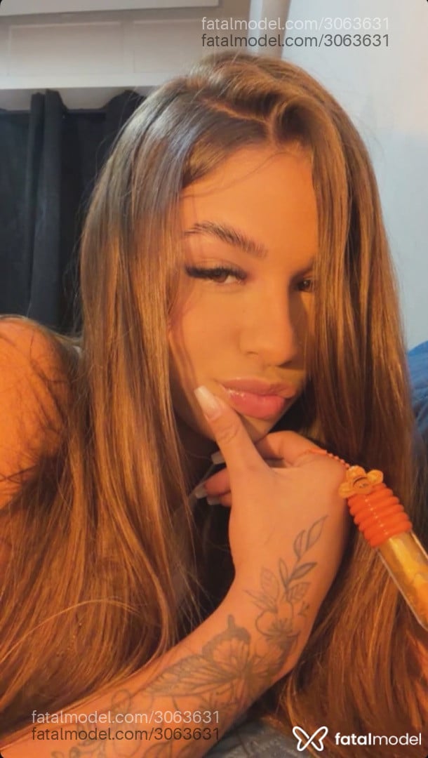 Acompanhante mulher com cabelo castanho de olhos mel - Raissa Monteiro