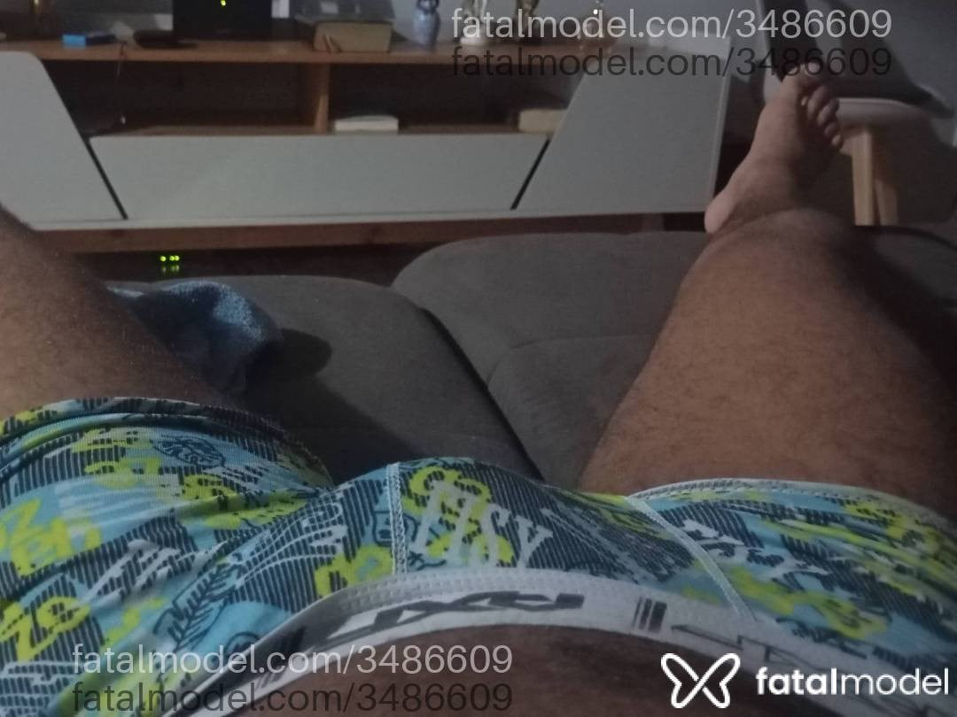 Acompanhante homem com cabelo castanho de olhos castanhos - Rezende