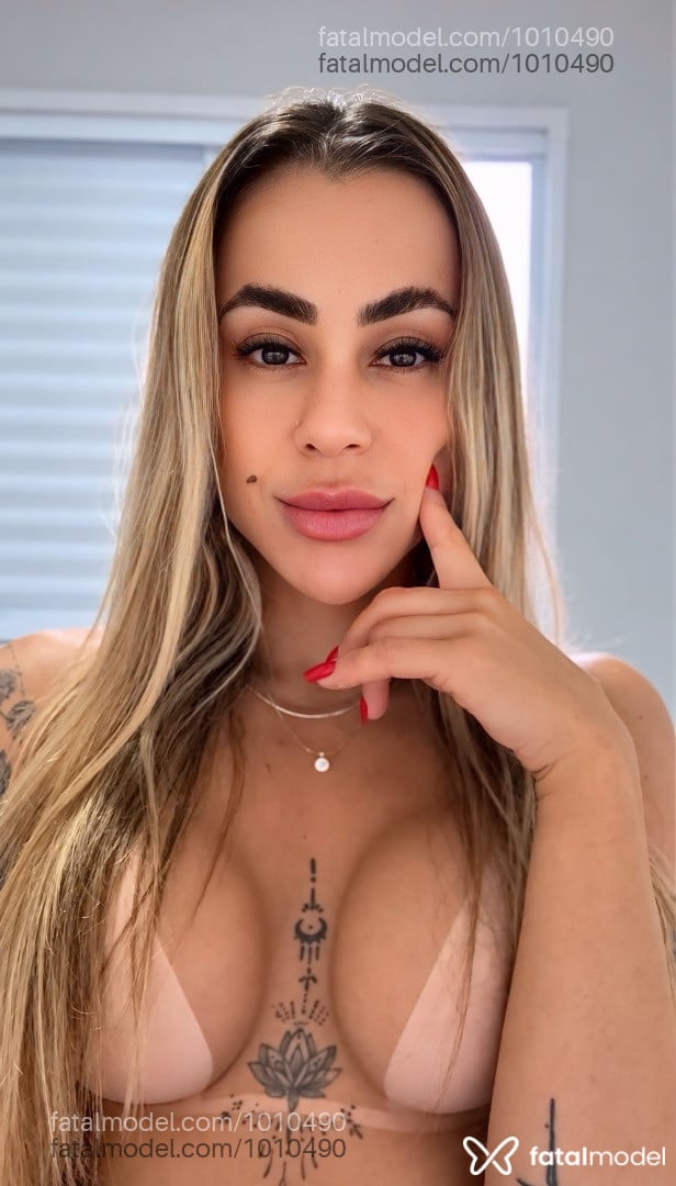 Acompanhante mulher loira (o) de olhos pretos - Alice Montenegro