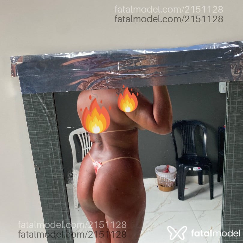 Acompanhante mulher com cabelo castanho de olhos castanhos - Lívia Araújo