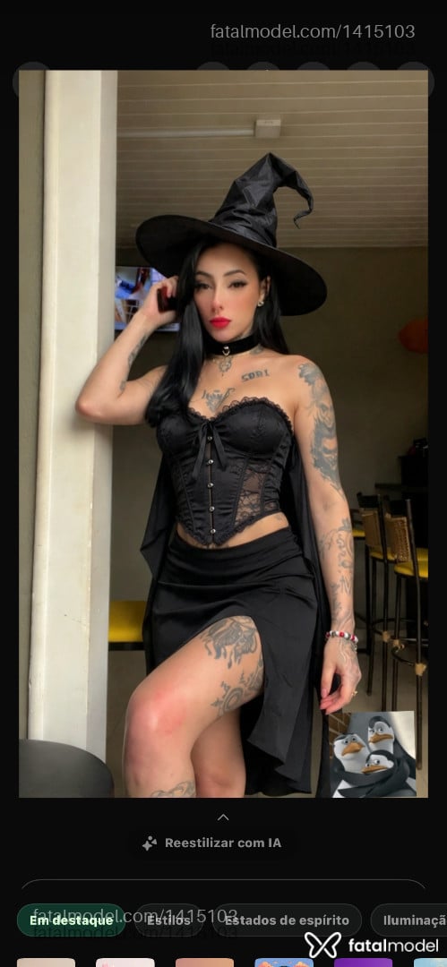Acompanhante mulher com cabelo colorido de olhos mel - Angela Amorim