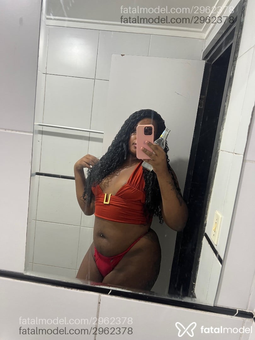 Acompanhante mulher trans morena (o) de olhos pretos - Indiaa