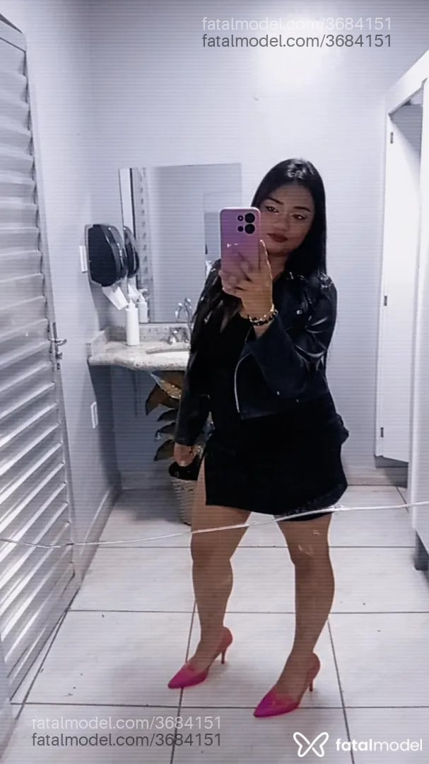 Acompanhante mulher morena (o) de olhos pretos - Violetta