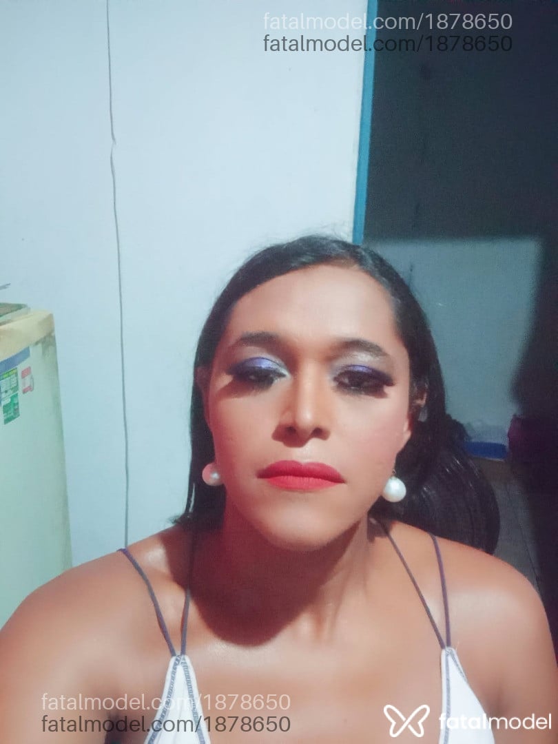 Acompanhante mulher trans com cabelo castanho de olhos pretos - Aghatta Wolfman