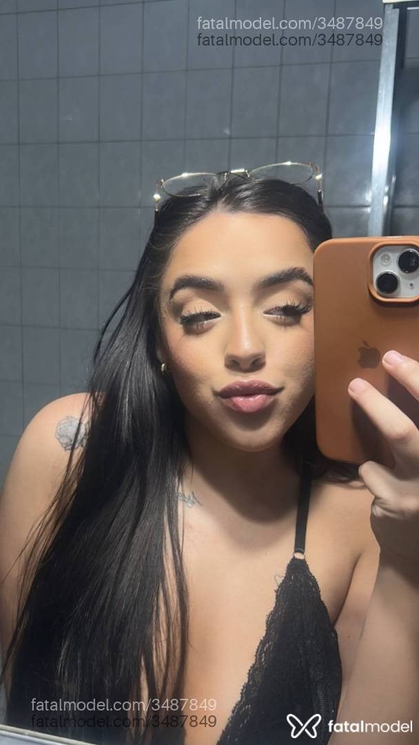 Acompanhante mulher com cabelo castanho de olhos castanhos - Júlia