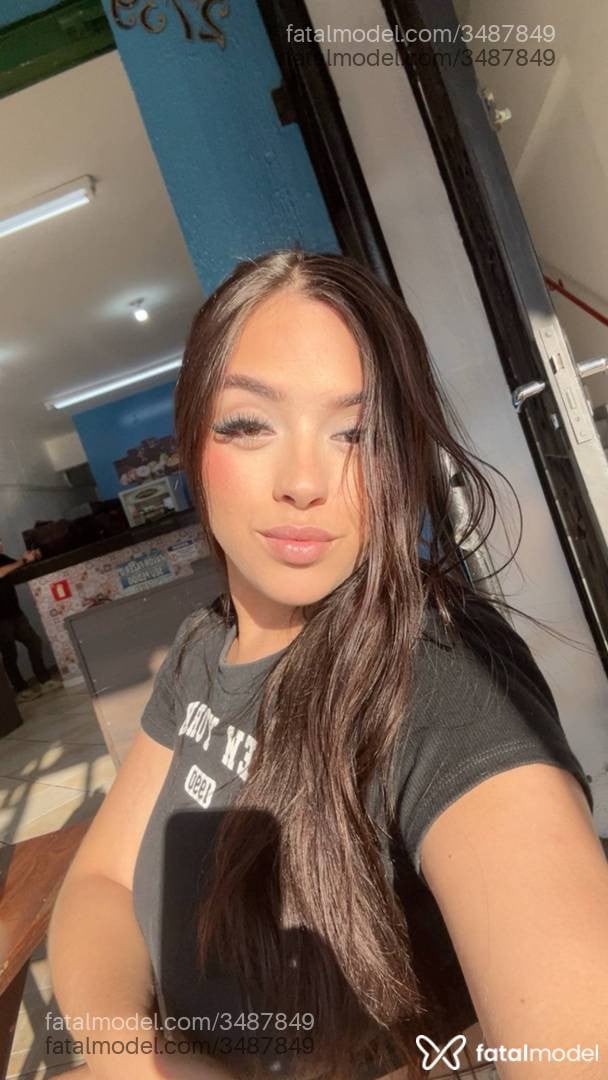 Acompanhante mulher com cabelo castanho de olhos castanhos - Júlia