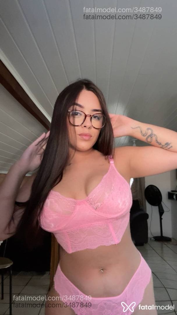 Acompanhante mulher com cabelo castanho de olhos castanhos - Júlia
