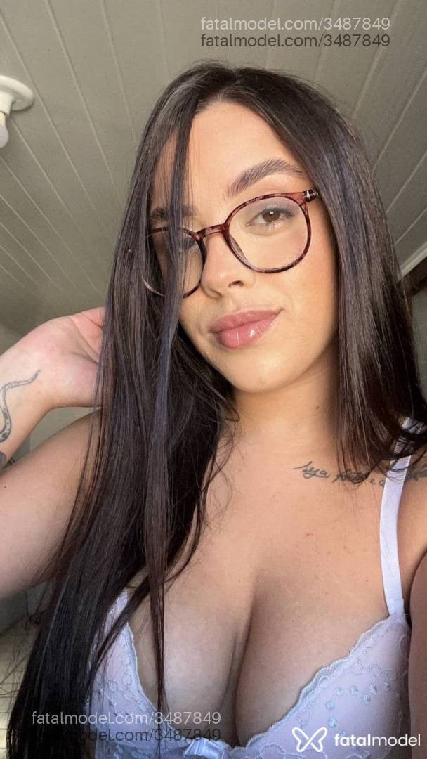 Acompanhante mulher com cabelo castanho de olhos castanhos - Júlia