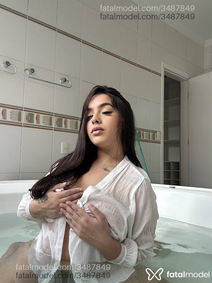 Acompanhante mulher com cabelo castanho de olhos castanhos - Júlia
