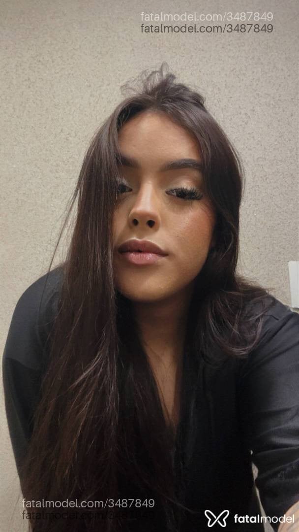 Acompanhante mulher com cabelo castanho de olhos castanhos - Júlia