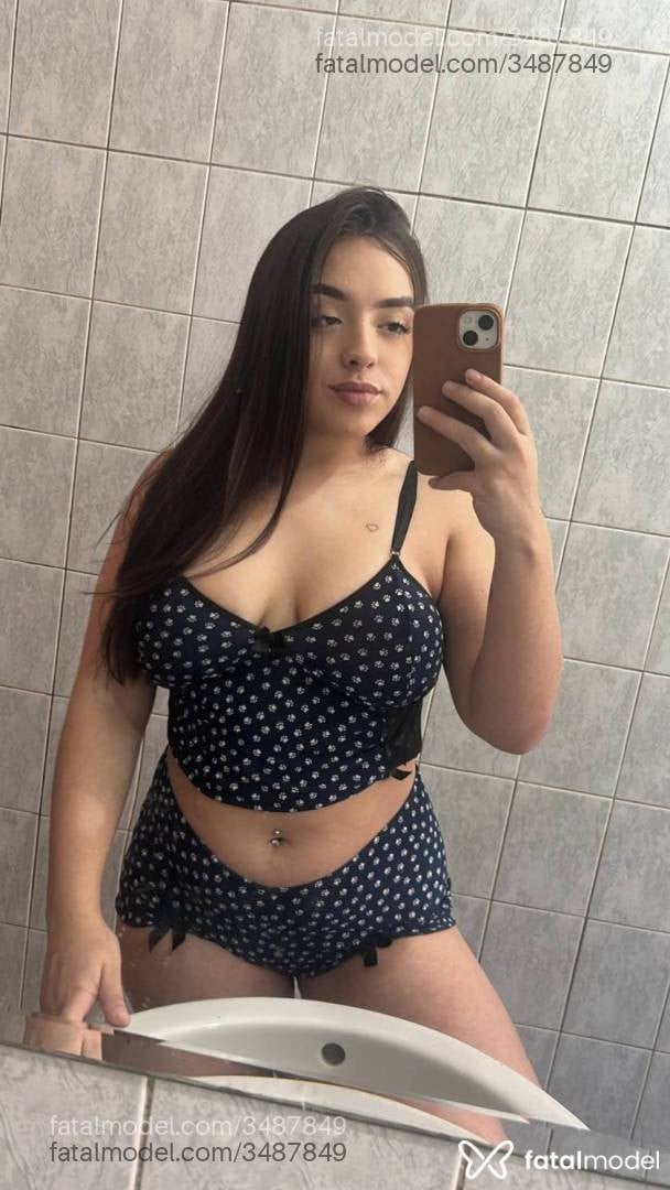 Acompanhante mulher com cabelo castanho de olhos castanhos - Júlia