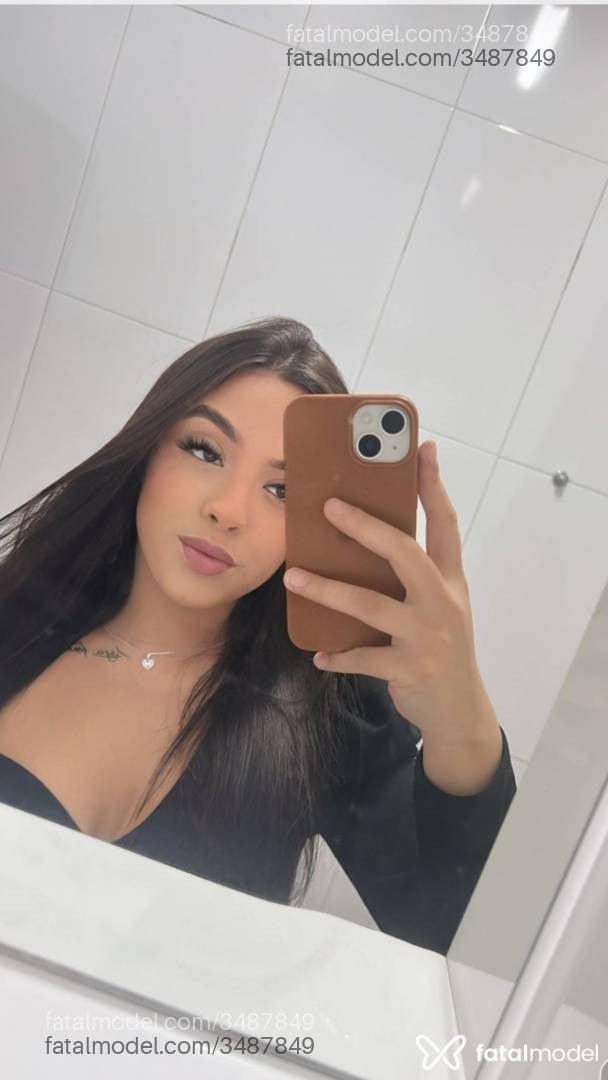 Acompanhante mulher com cabelo castanho de olhos castanhos - Júlia