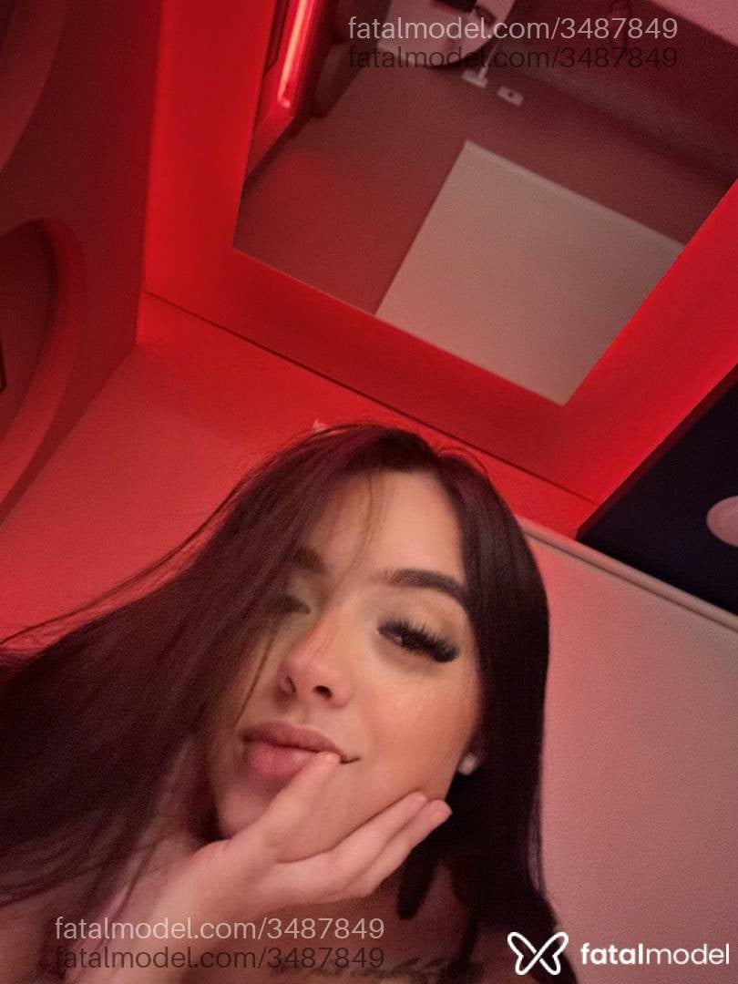 Acompanhante mulher com cabelo castanho de olhos castanhos - Júlia