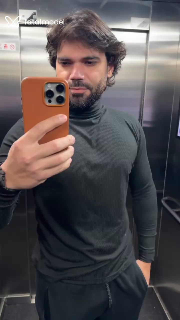 Acompanhante homem com cabelo castanho de olhos castanhos - Alexandre