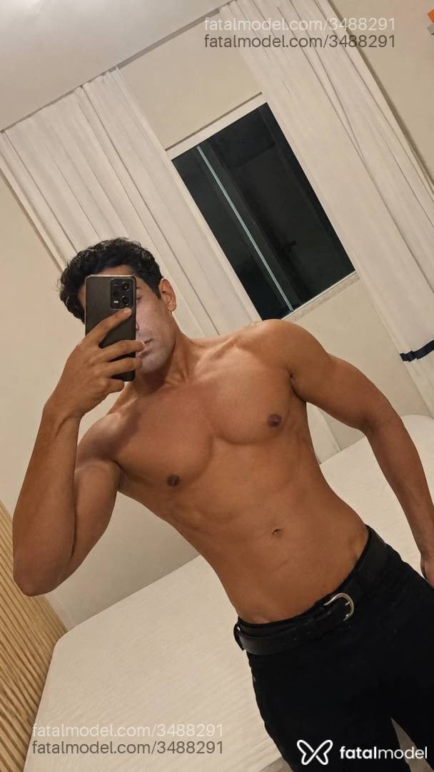Acompanhante homem com cabelo castanho de olhos castanhos - Lucas