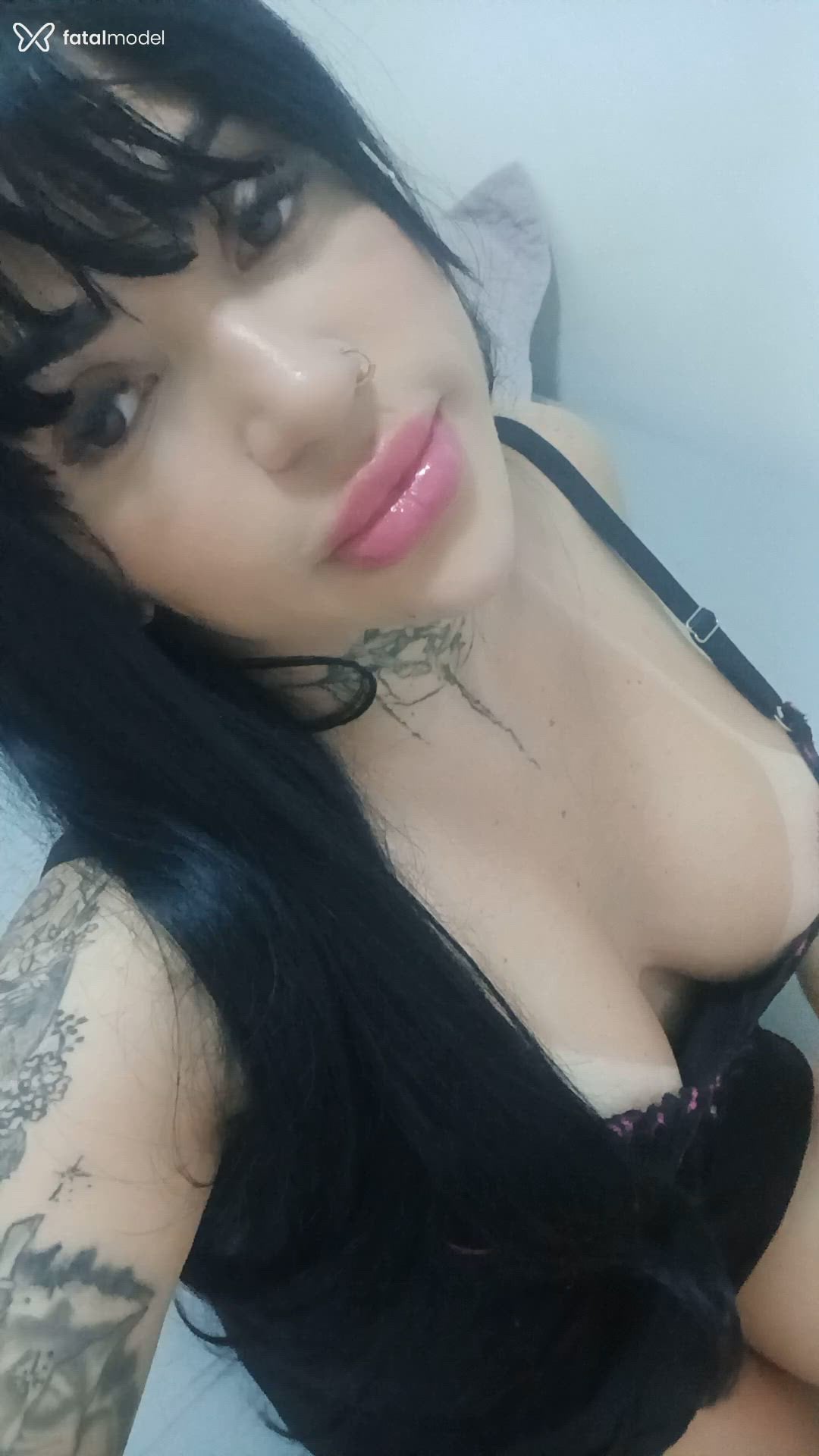 Acompanhante mulher morena (o) de olhos castanhos - Elodie