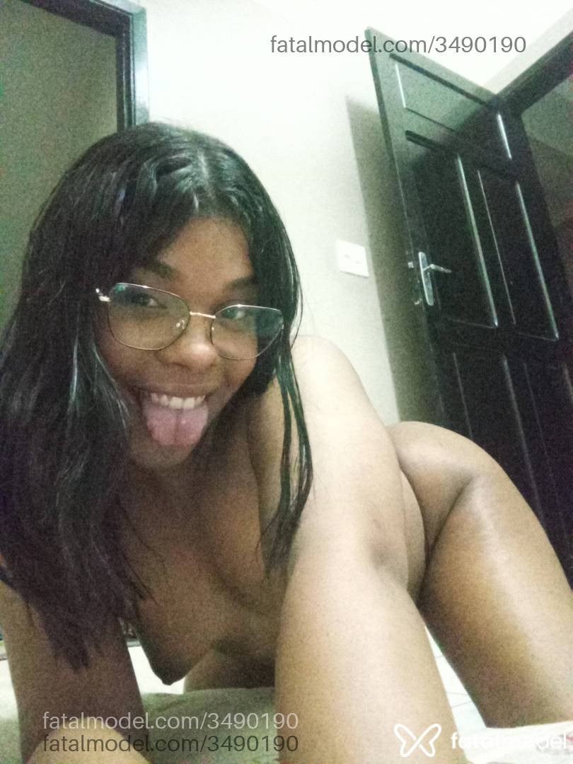 Acompanhante mulher trans morena (o) de olhos pretos - Shay