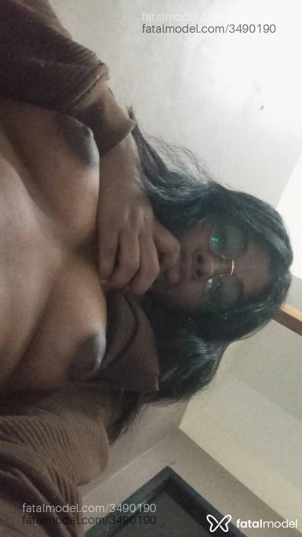 Acompanhante mulher trans morena (o) de olhos pretos - Shay