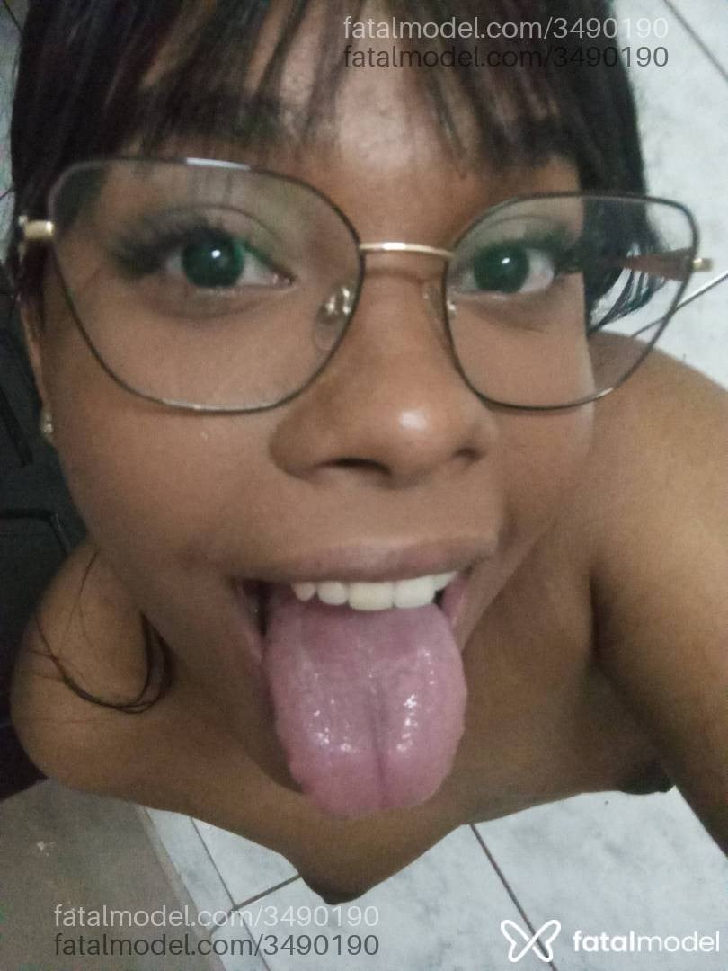 Acompanhante mulher trans morena (o) de olhos pretos - Shay