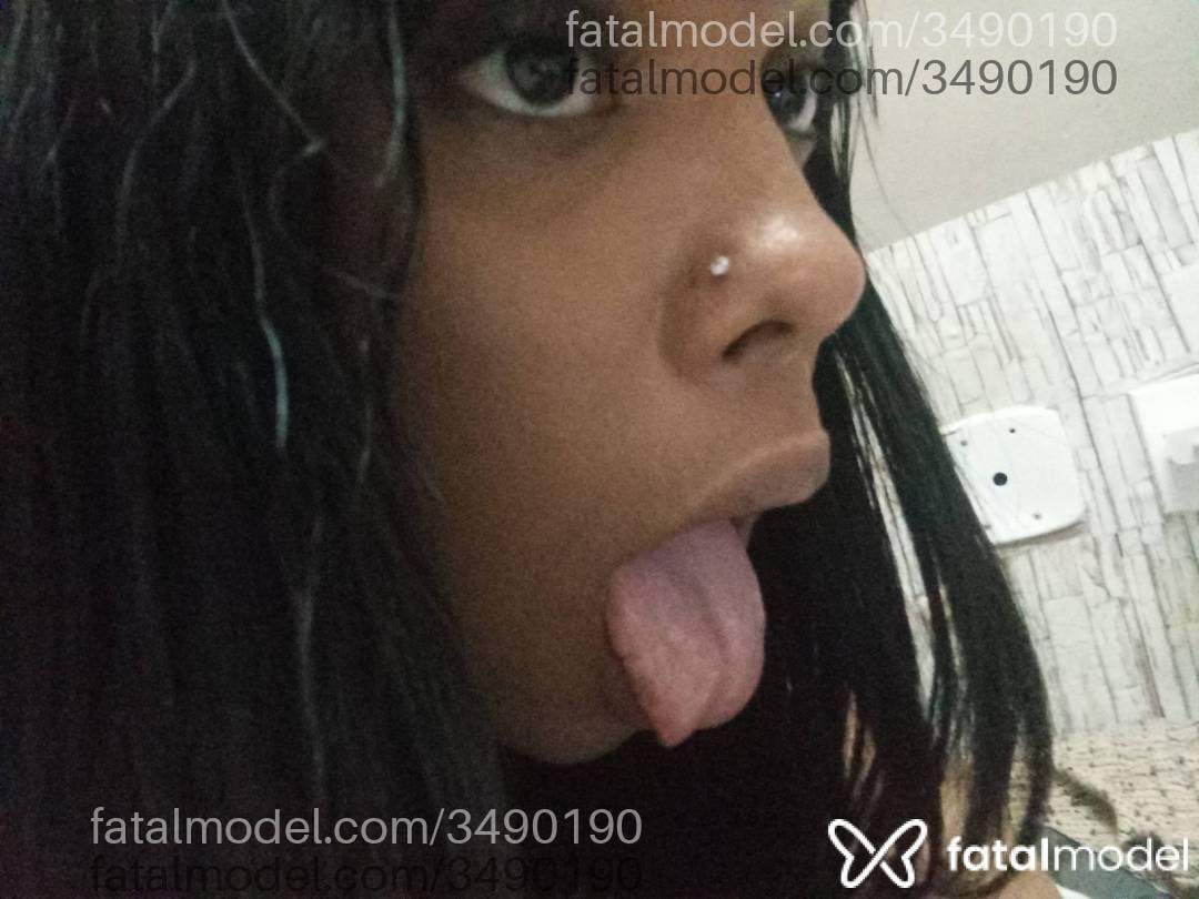 Acompanhante mulher trans morena (o) de olhos pretos - Shay
