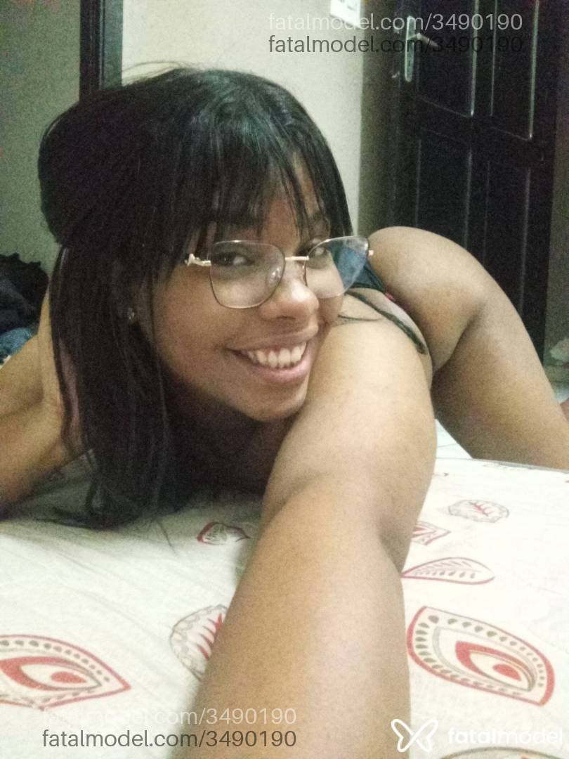 Acompanhante mulher trans morena (o) de olhos pretos - Shay