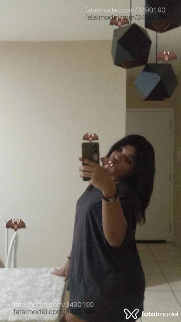 Acompanhante mulher trans morena (o) de olhos pretos - Shay