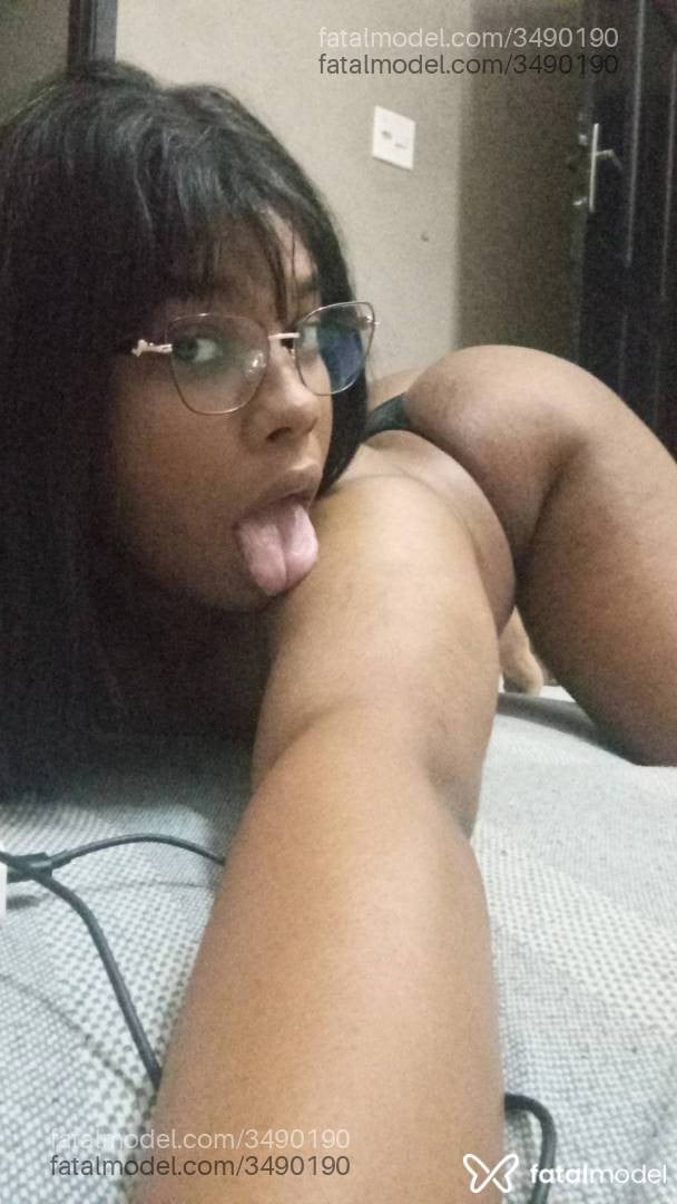 Acompanhante mulher trans morena (o) de olhos pretos - Lavigner