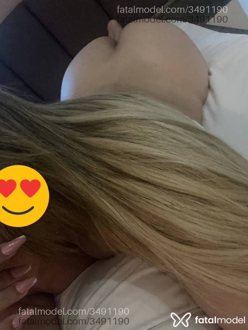 Acompanhante mulher loira (o) de olhos castanhos - Erika