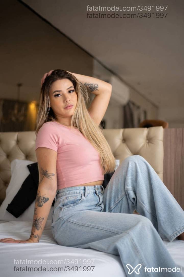 Acompanhante mulher loira (o) de olhos castanhos - Karol